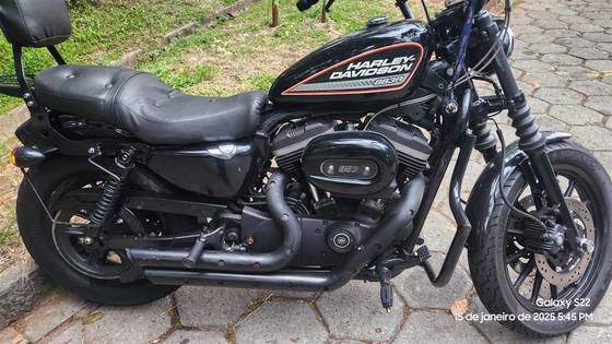 HARLEY-DAVIDSON SPORTSTER XL 883 R 